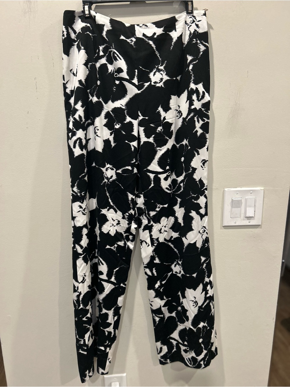 Talbots Black/White Floral Wide-Leg Tropical Flowy Pants. Size 10